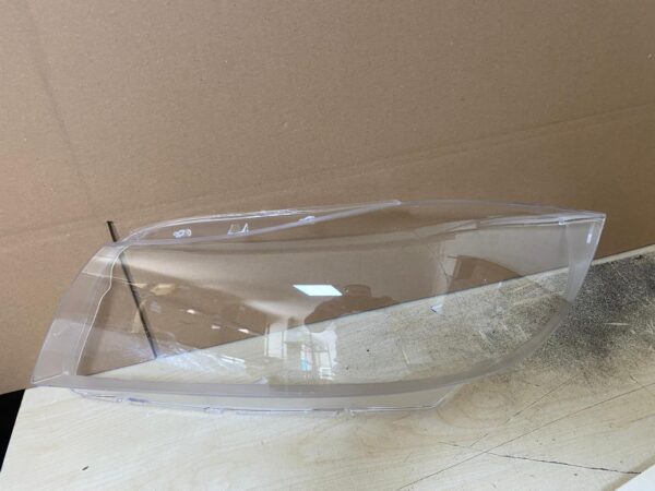 BMW E90 LCİ ZENON VİDALI TİP FAR CAMI SAĞ - R